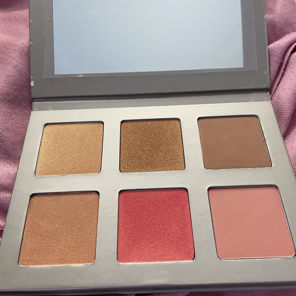 ICONIC London’s / NWOT Multi-Use Face Makup Palette Eyeshadow
